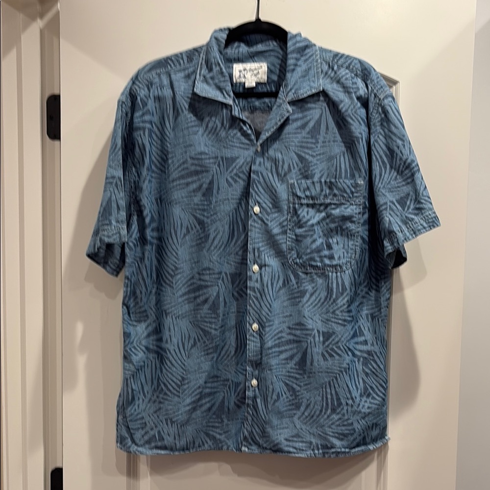 American Eagle tropical button down shirt. L